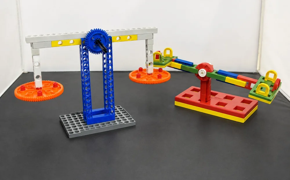 同じ天びんの作品を2種類のブロックで作った比較